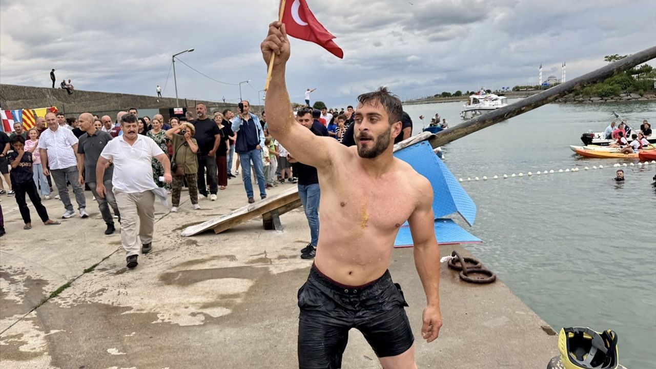 Trabzon'da Denizcilik ve Kabotaj Bayramı'na Özel Yağlı Direk Yarışması