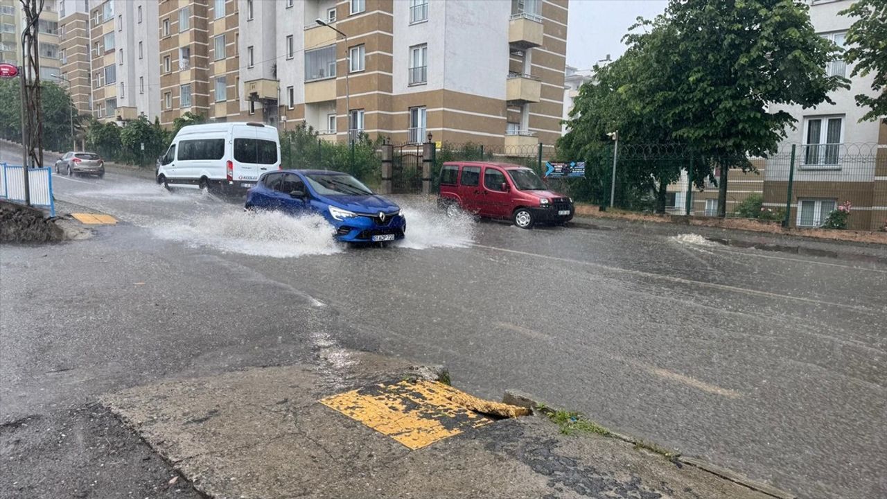 Trabzon'da Sağanak Yağış Hayatı Olumsuz Etkiliyor