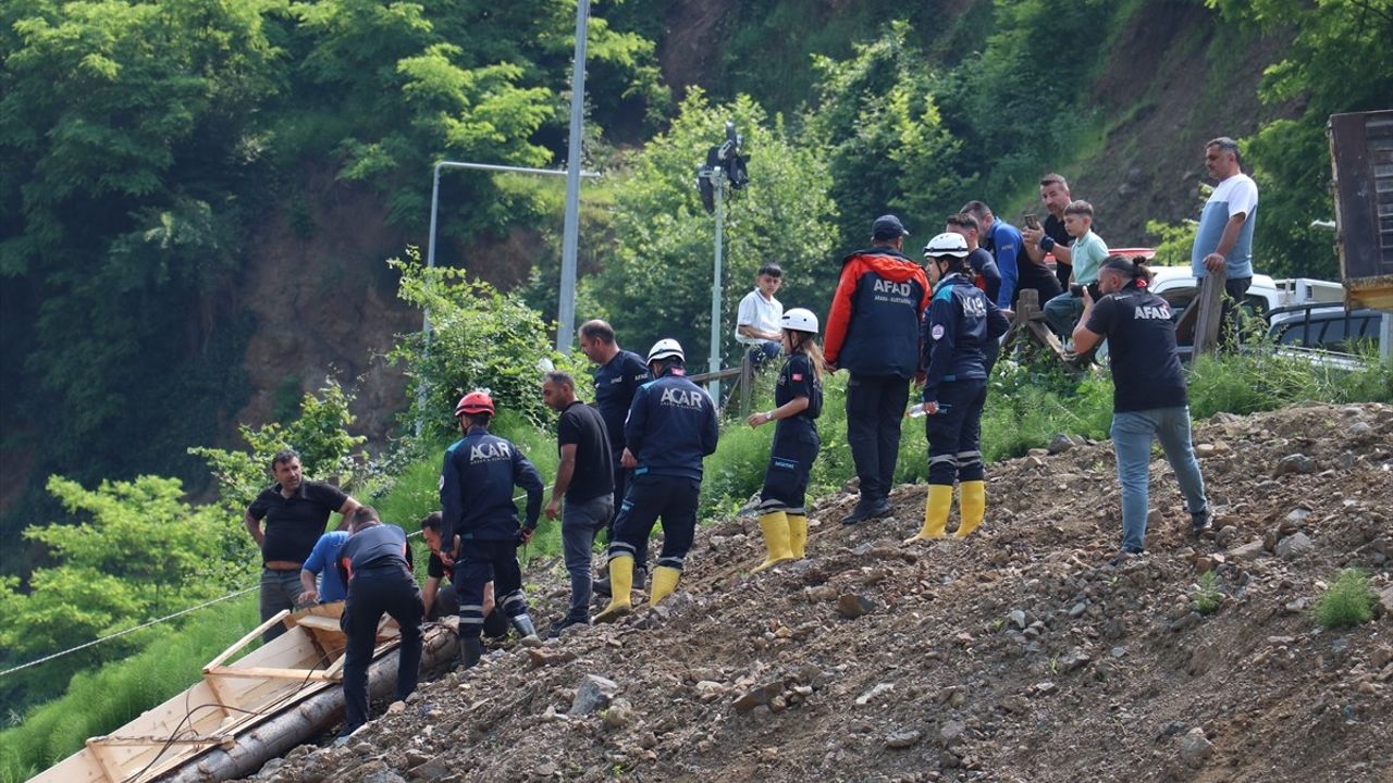 Trabzon'daki Taşkında Kaybolan Hüseyin Aydın'ı Arama Faaliyetleri Sürüyor