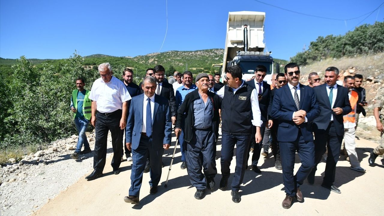 Tunceli'de Köy Yolları Sıcak Asfaltla Yenileniyor