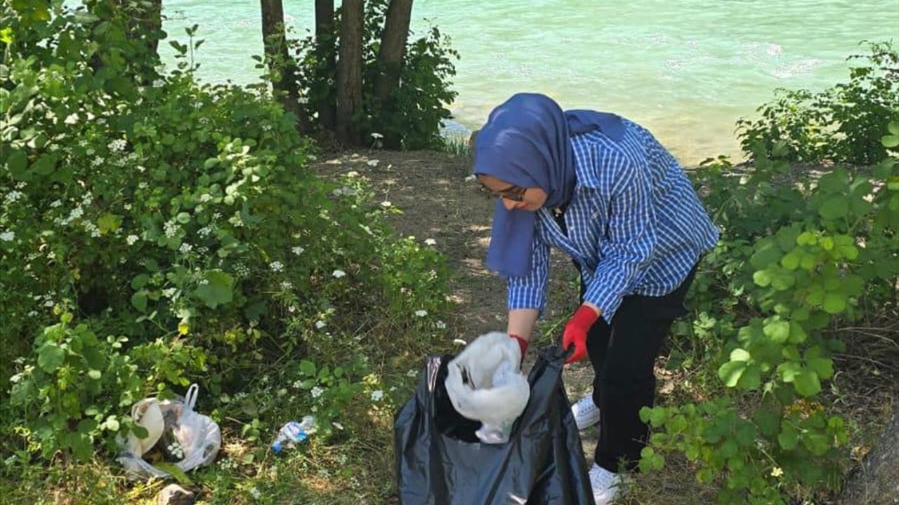 Tunceli'de Munzur Vadisi'nde Çöpler Toplandı