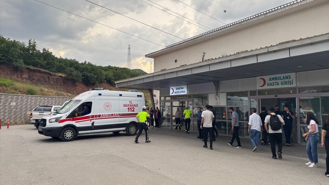 Tunceli'deki Motosiklet Kazasında Polis Memuru ve Yaya Yaralandı