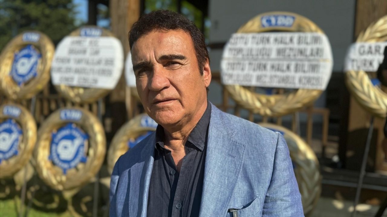 Türk Halk Müziğinin Efsanesi Mehmet Erenler Son Yolculuğuna Uğurlandı