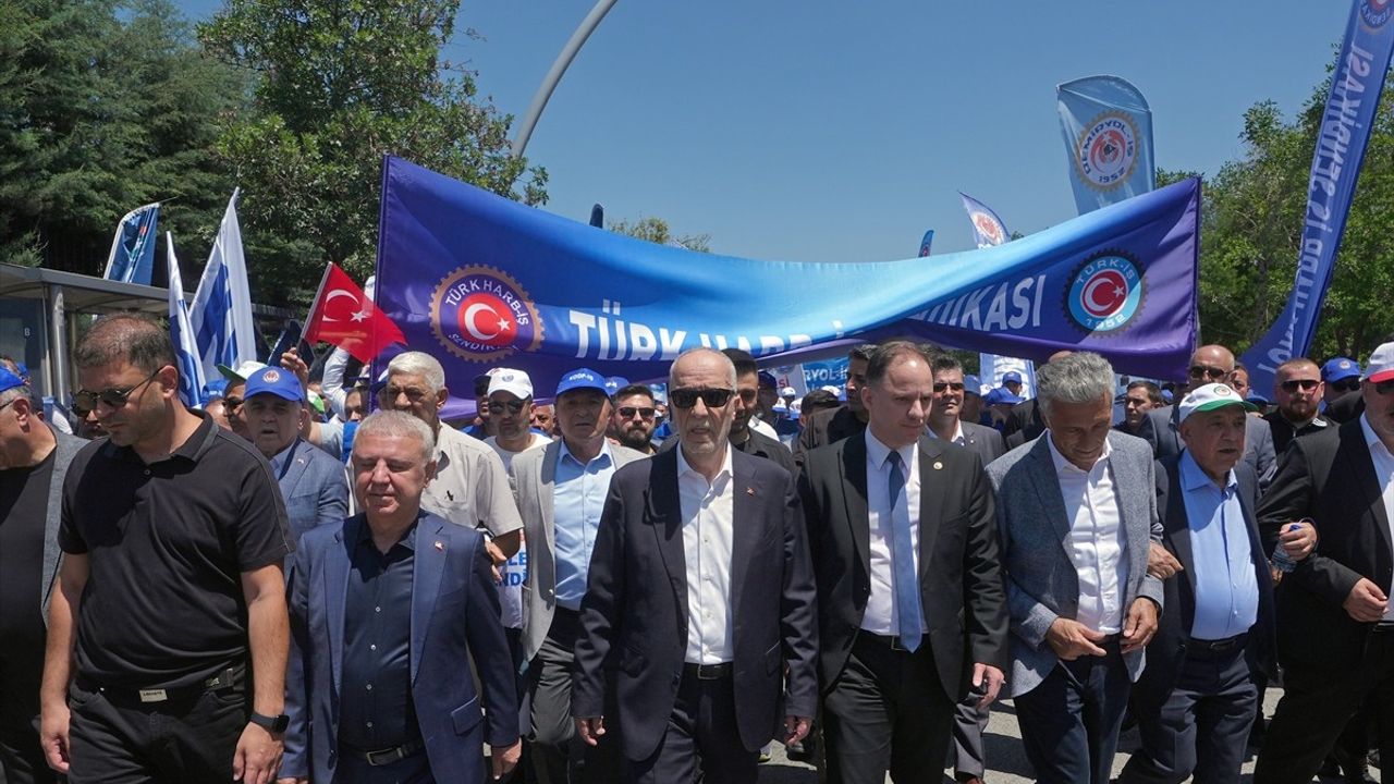 TÜRK-İŞ Hazine ve Maliye Bakanlığı Önünde Miting Düzenledi