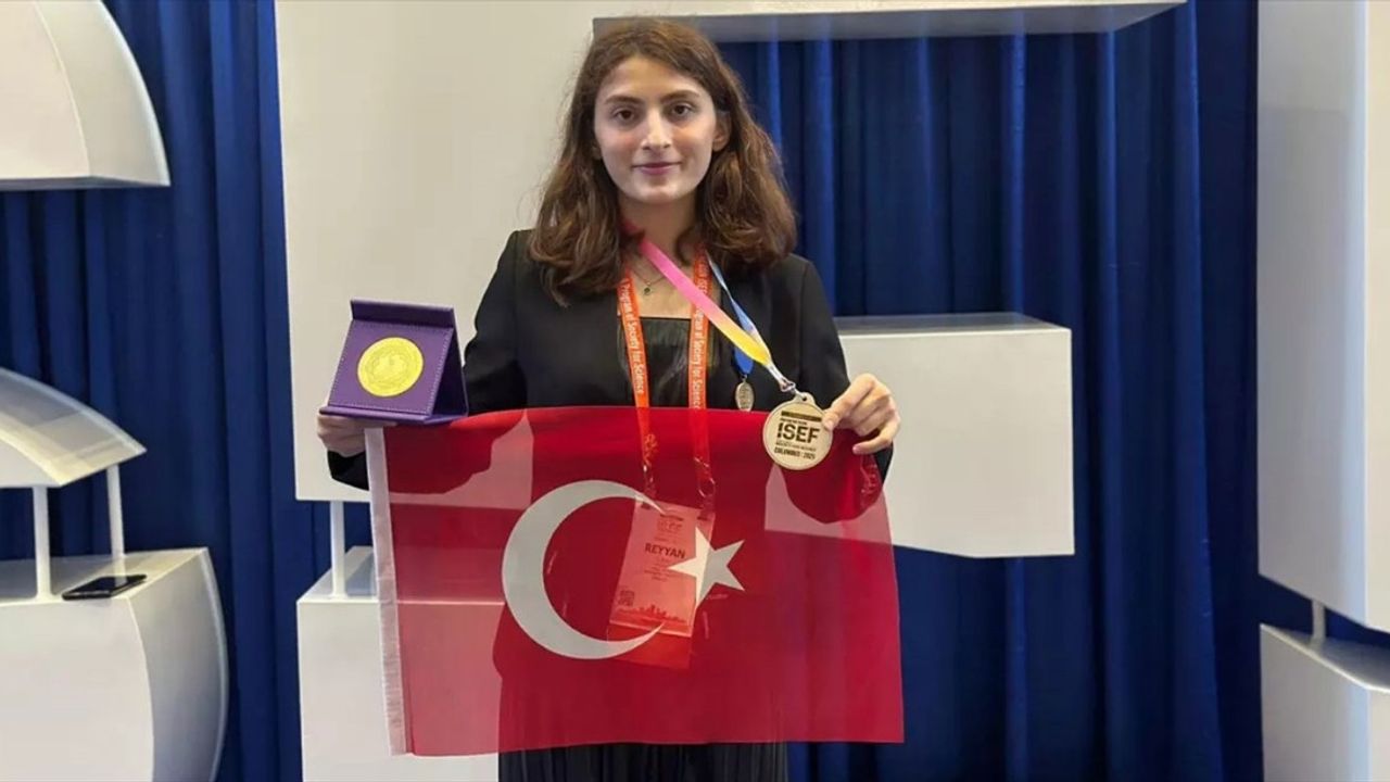 Türk Öğrenci Reyyan Çifci, ABD'deki Bilim Yarışmasında Dünya Dördüncüsü Oldu