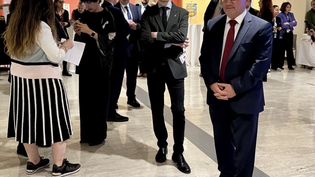 Türk Sanatçı Pia Bozyel'den Barış Mesajı