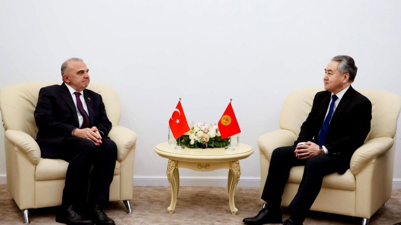 Türkiye'nin Bişkek Büyükelçisi Ökem, Kırgız Cumhurbaşkanına Güven Mektubu Sundular