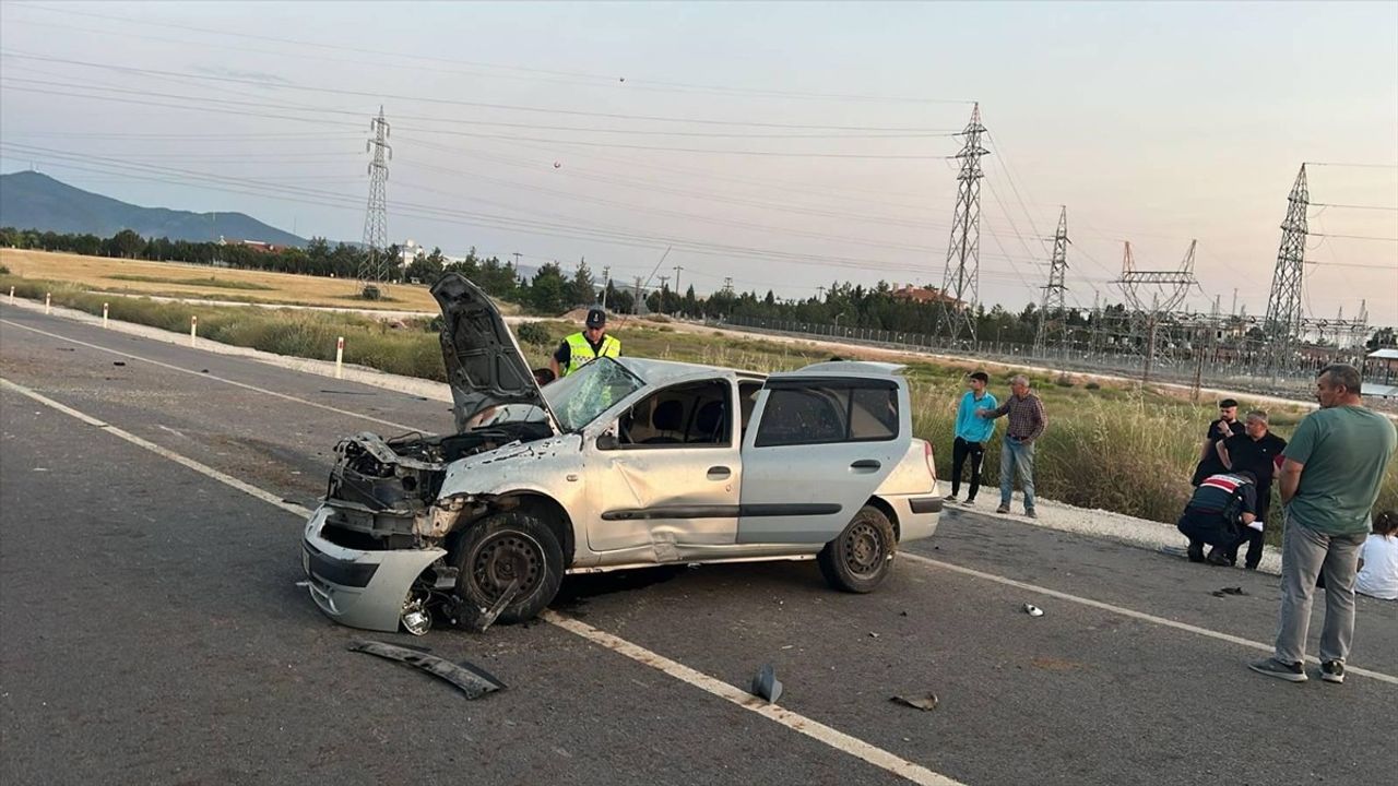 Uşak'ta Takla Atan Araçta Üç Yaralı