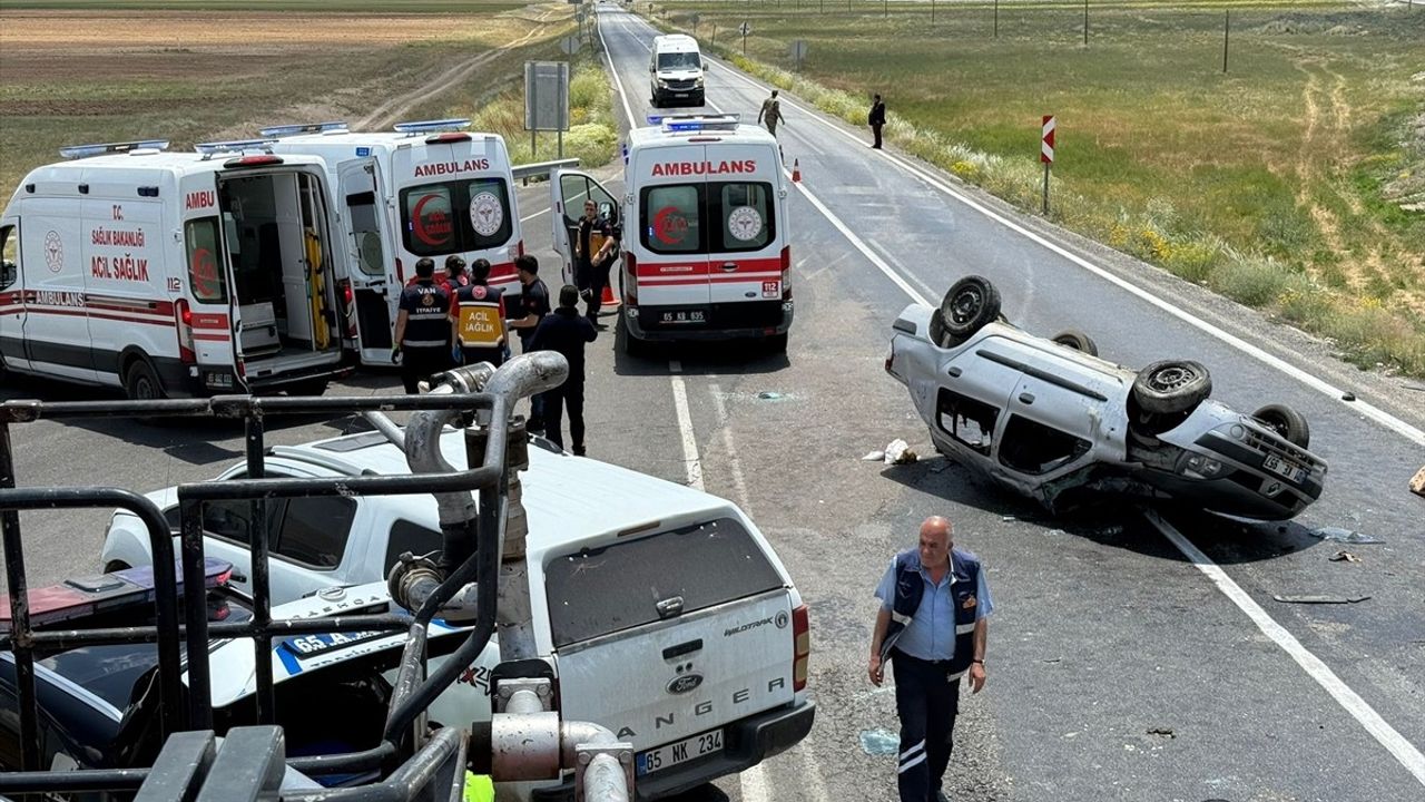 Van'da Mezuniyet Törenine Giden Otomobil Kazası: 1 Ölü, 4 Yaralı