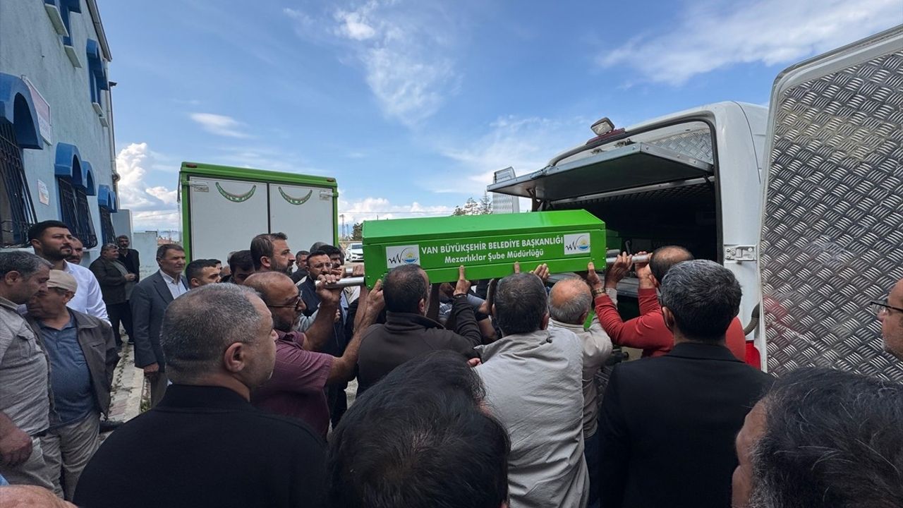 Van'da Üç Aile Bireyinin Cenaze Töreni