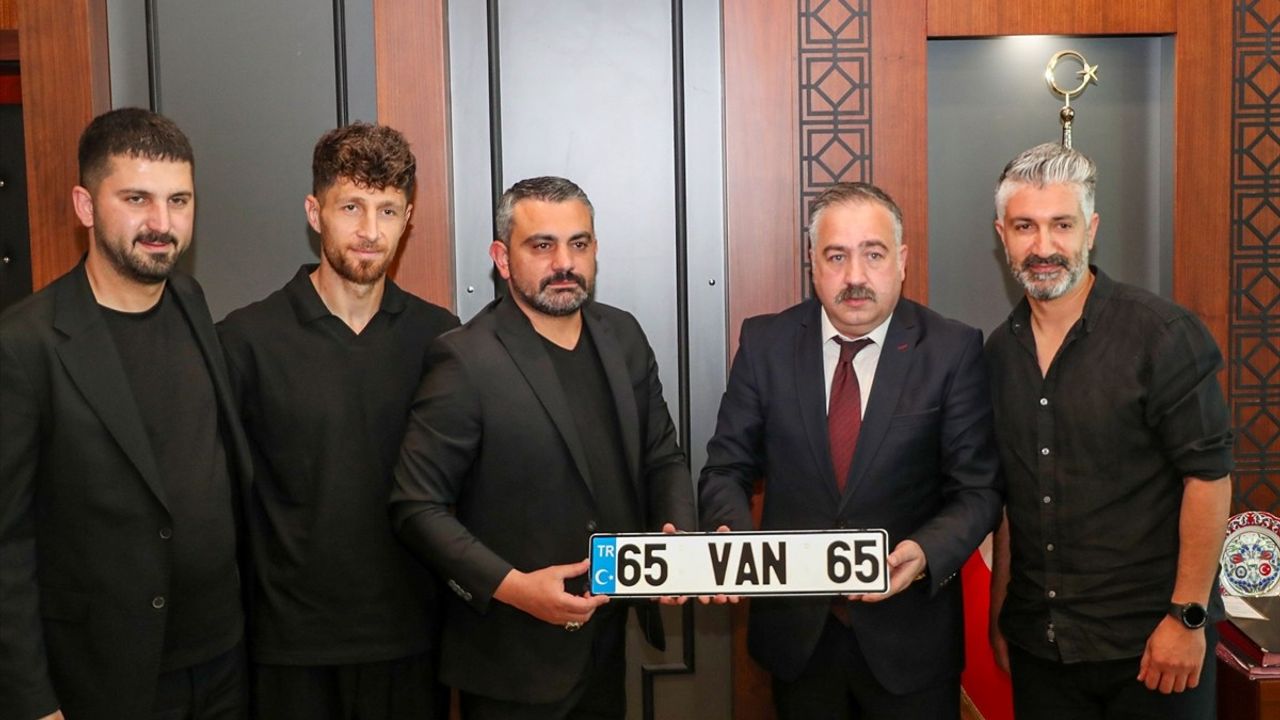 Van Emniyet Müdürü'nden Vanspor'a Anlamlı Hediye