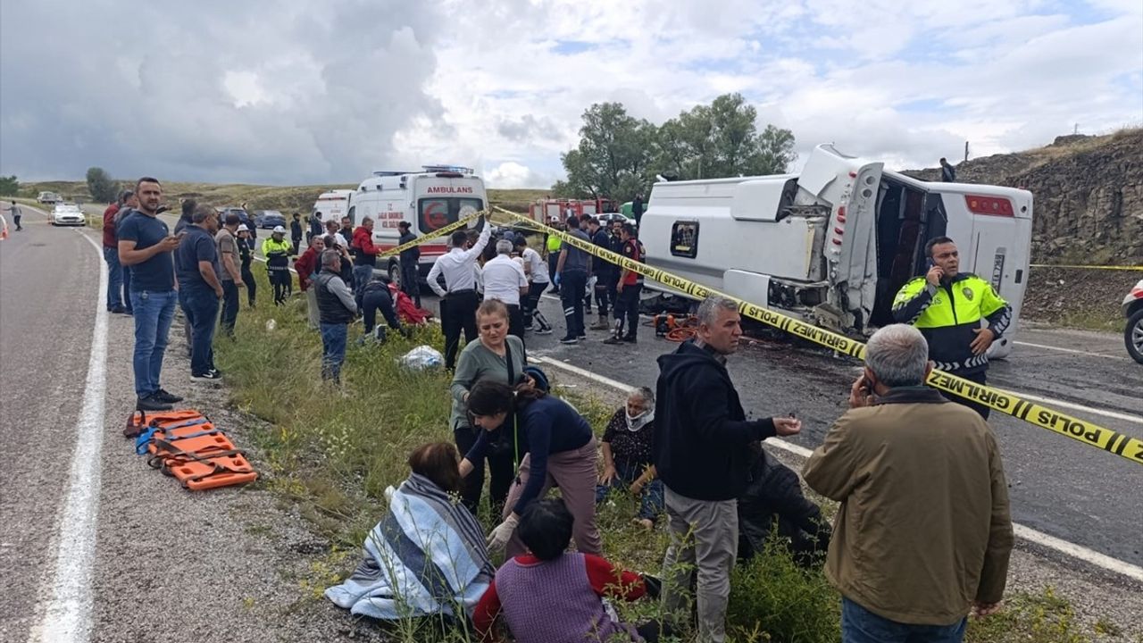 Yozgat'ta Cenaze Töreni Dönüşü Midibüs Devrildi