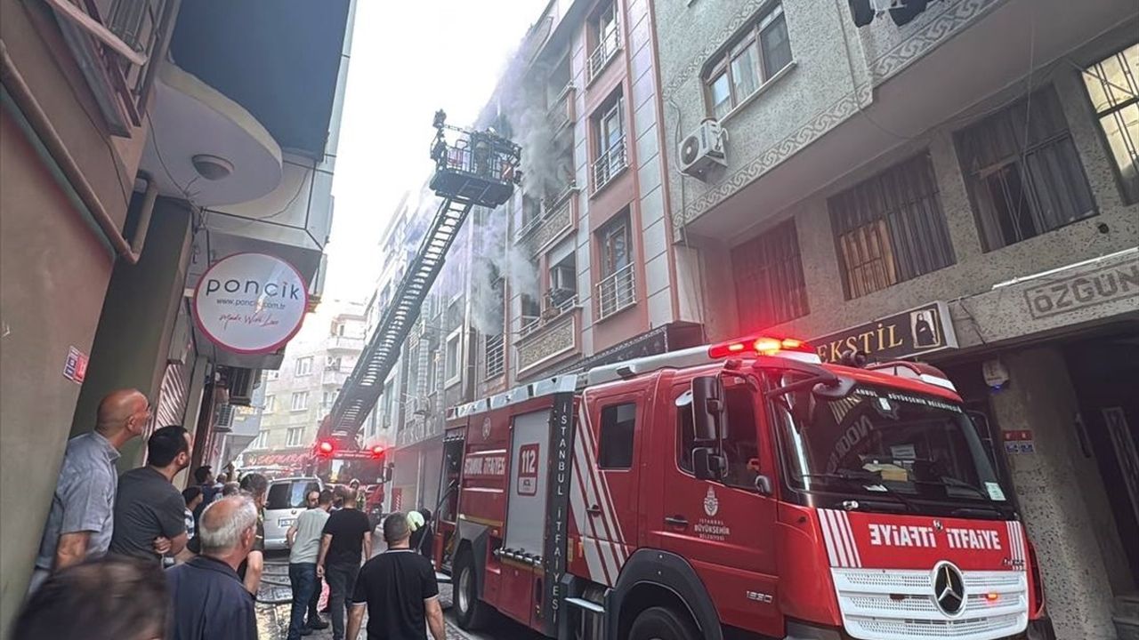 Zeytinburnu'nda Yangın: Balkondan Atlayan Çocuk Yaralandı
