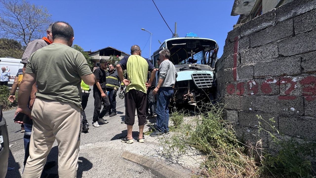 Zonguldak'ta Freni Arızalanan Minibüs Duvara Çarptı, 14 Yaralı