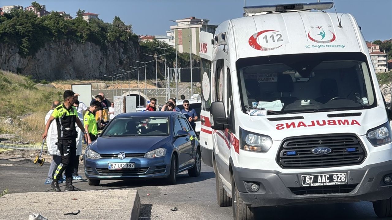 Zonguldak'ta Motosiklet ve Otomobil Çarpıştı: İki Kişi Hayatını Kaybetti
