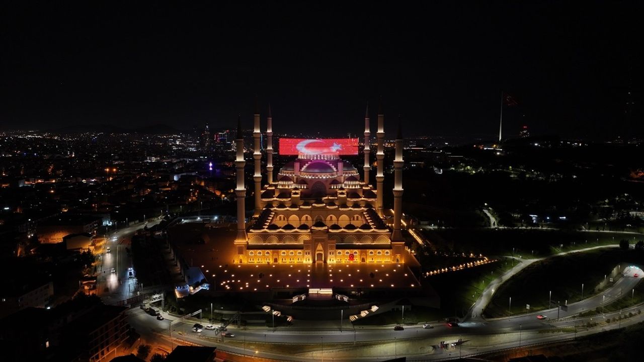15 Temmuz'un 9. Yılında Sela Sesleri İstanbul'u Sarıldı
