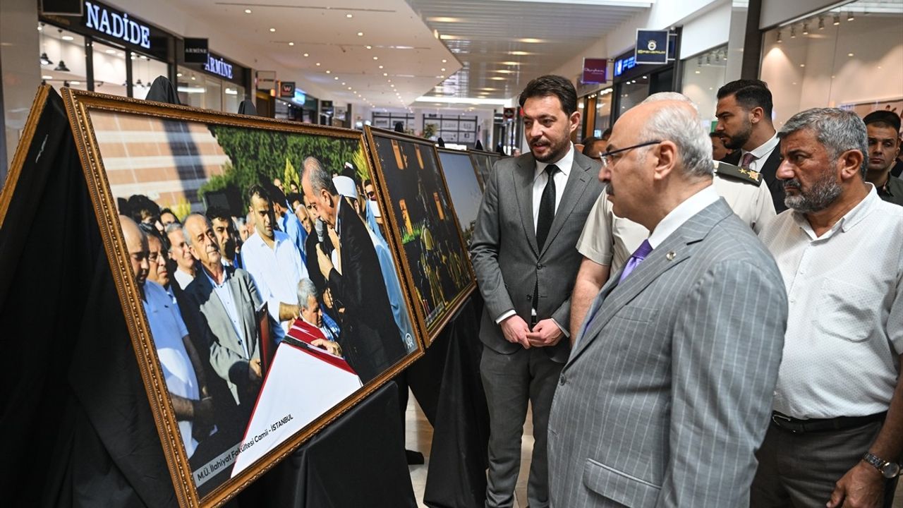 Adana'da 15 Temmuz Konulu Fotoğraf Sergisi Açıldı
