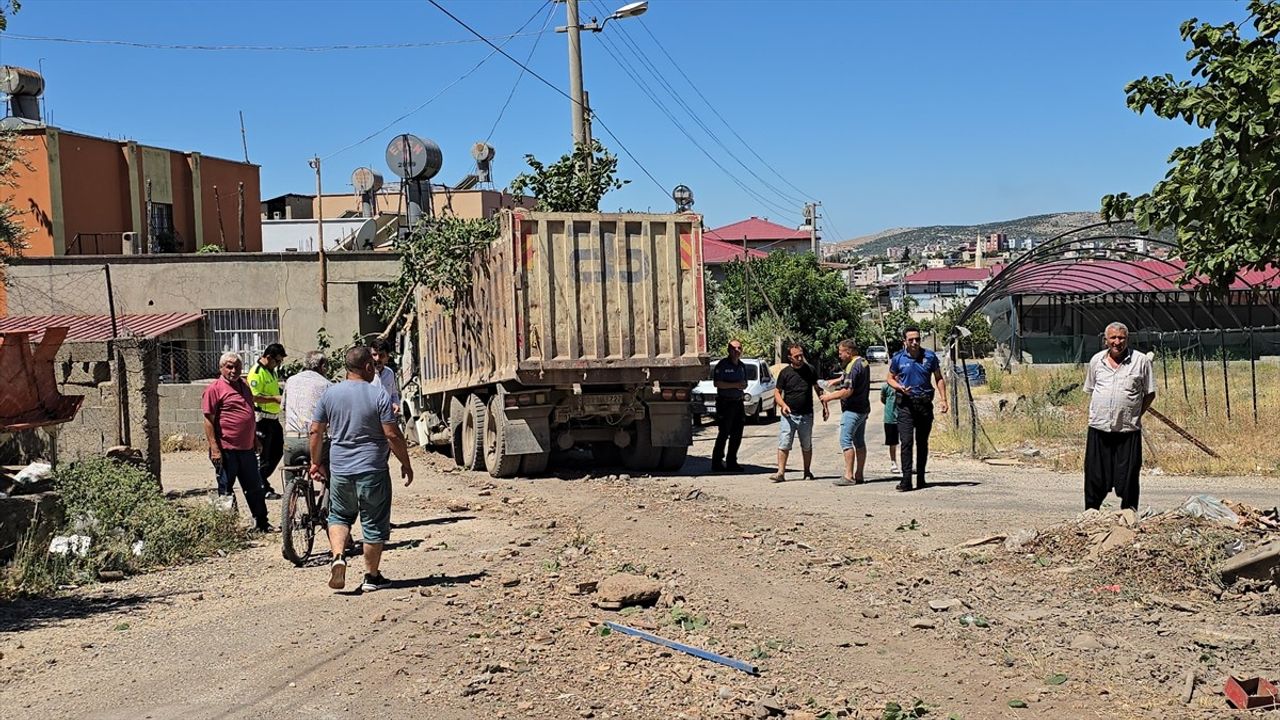Adana'da Fren Arızası Sonucu Kamyon Kazası