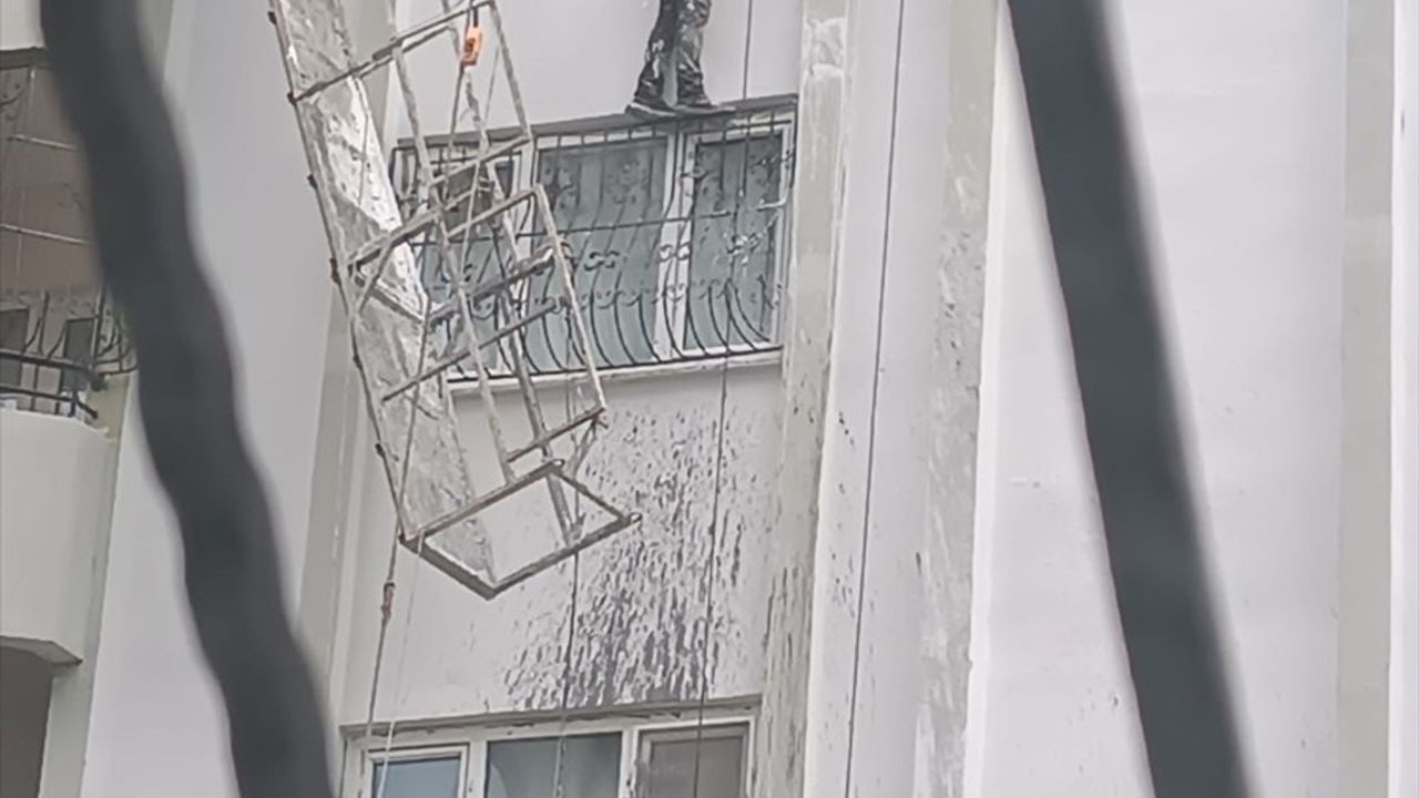 Adana'da Halatı Kopan İskelenin İçinde Kalan İşçi İtfaiye Ekibi Tarafından Kurtarıldı