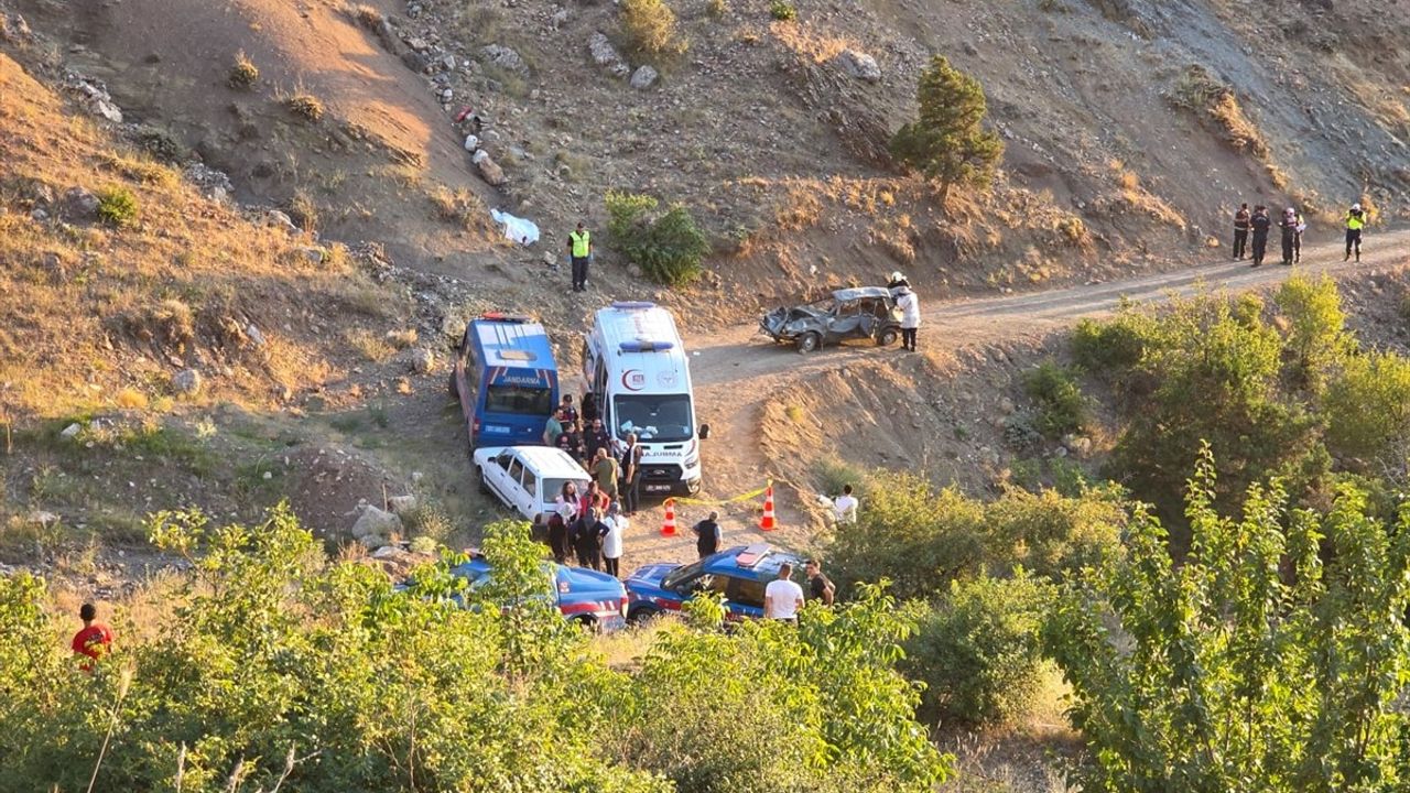 Adana'da Otomobil Uçuruma Yuvarlandı: 1 Ölü, 7 Yaralı