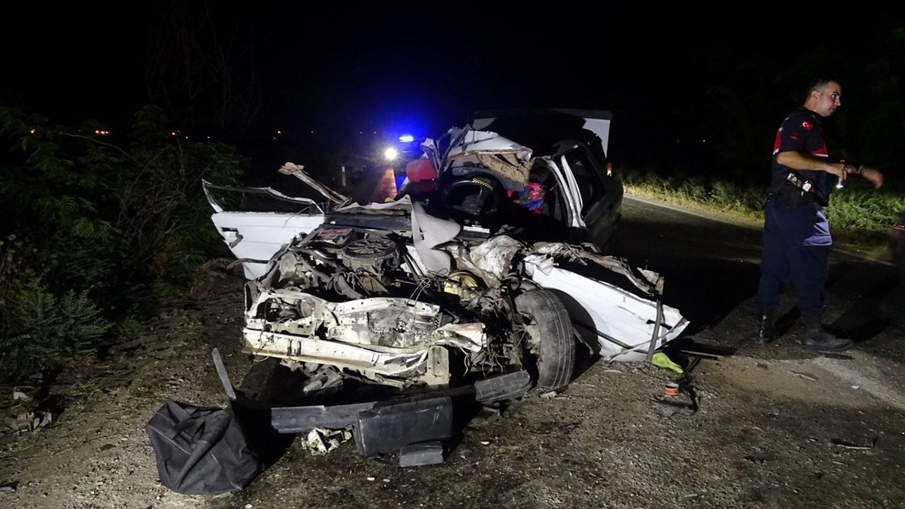 Adana'da Otomobil ve Kamyonet Çarpıştı: 4 Yaralı