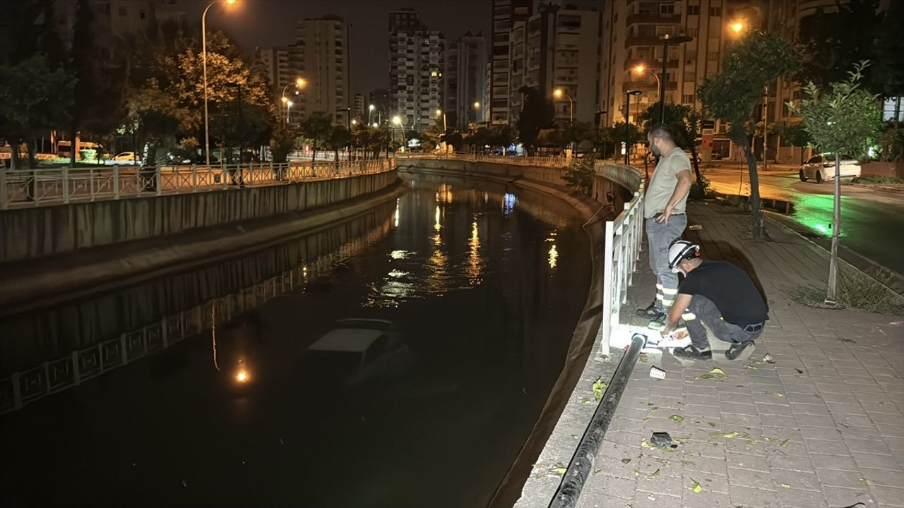 Adana'da Sulama Kanalına Devrilen Araçta 3 Yaralı