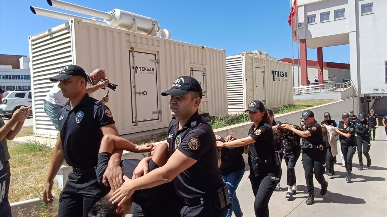 Adana'da Uyuşturucu Operasyonu: 30 Zanlıdan 16'sı Tutuklandı