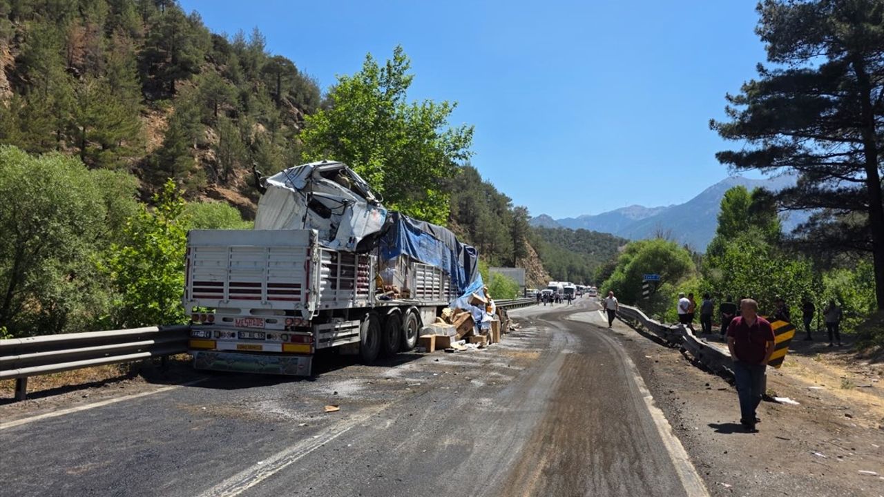 Adana'daki Zincirleme Trafik Kazası: 1 Ölü, 2 Yaralı