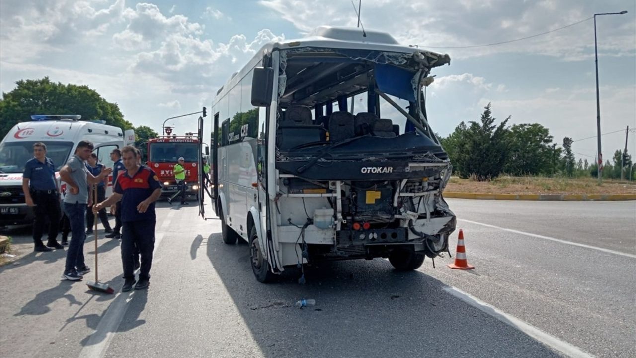 Afyonkarahisar'da Otobüs ve Kamyon Çarpıştı: 7 Yaralı