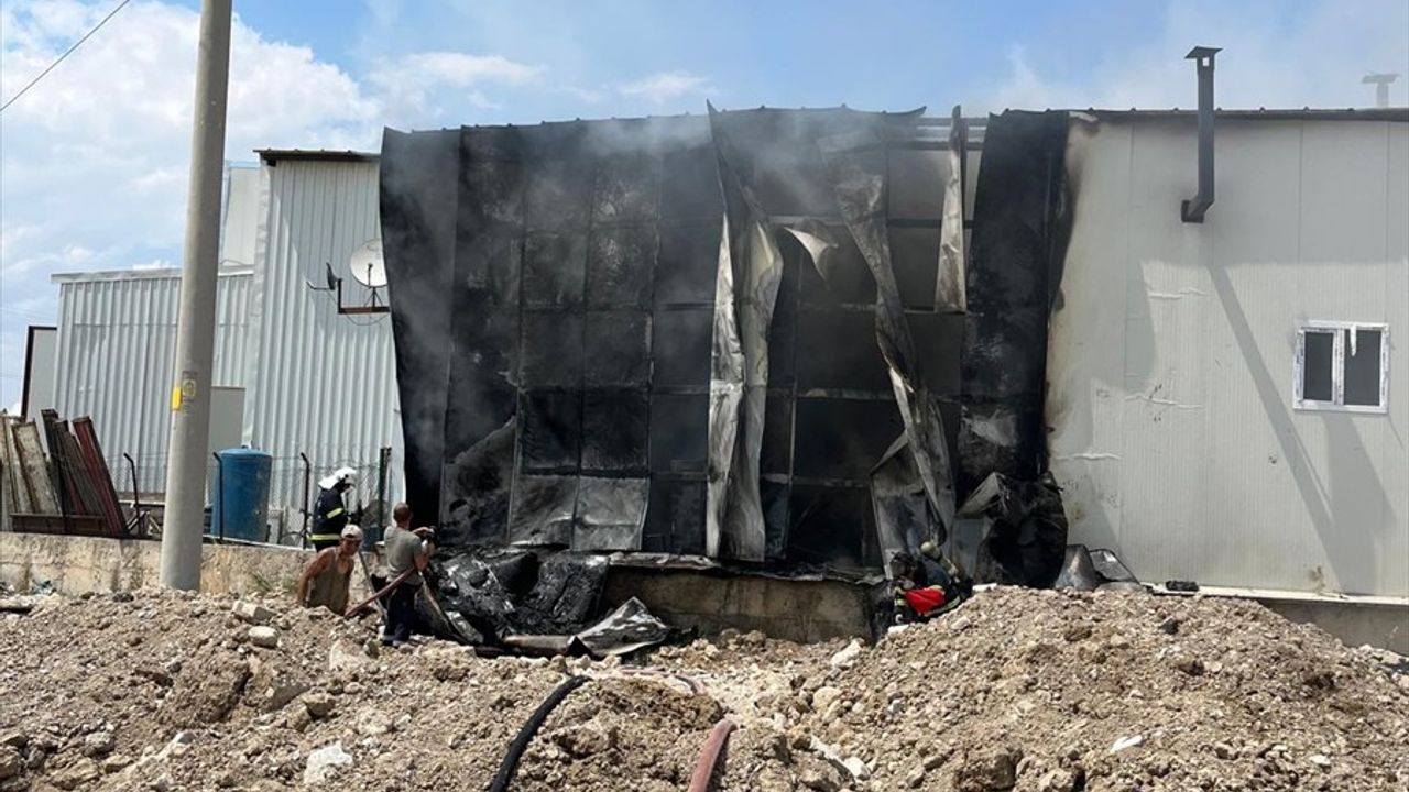 Afyonkarahisar'daki Dorse İmalat Atölyesinde Yangın Çıktı