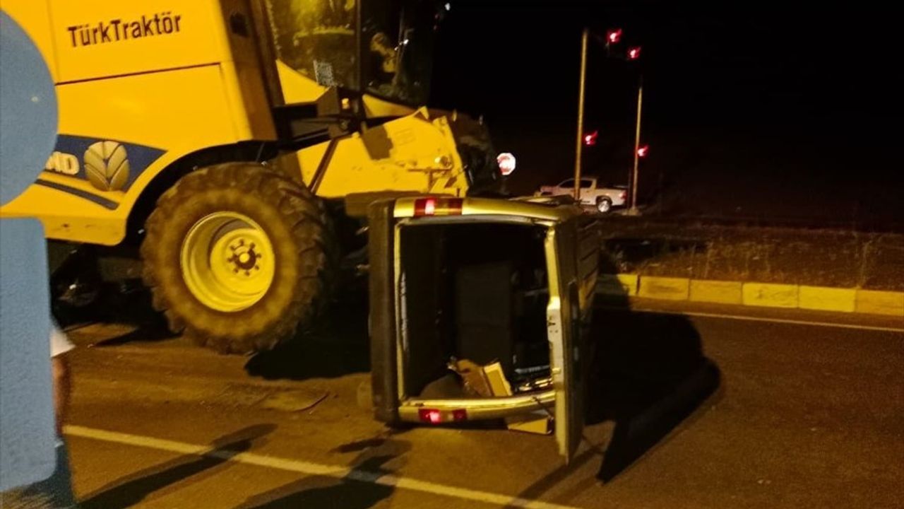 Ağrı'da Kamyonet ve Biçerdöver Çarpıştı: İki Yaralı