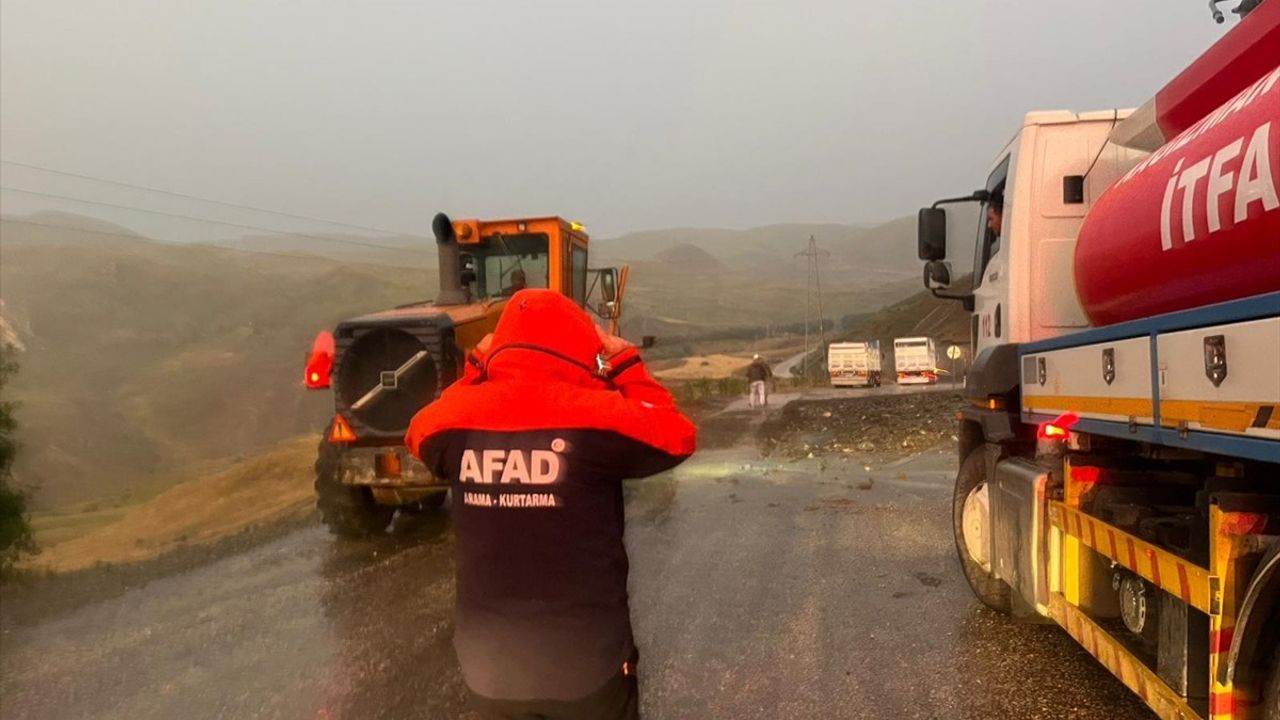 Ağrı'nın Kağızman İlçesinde Heyelan Sebebiyle Ulaşım Kesildi