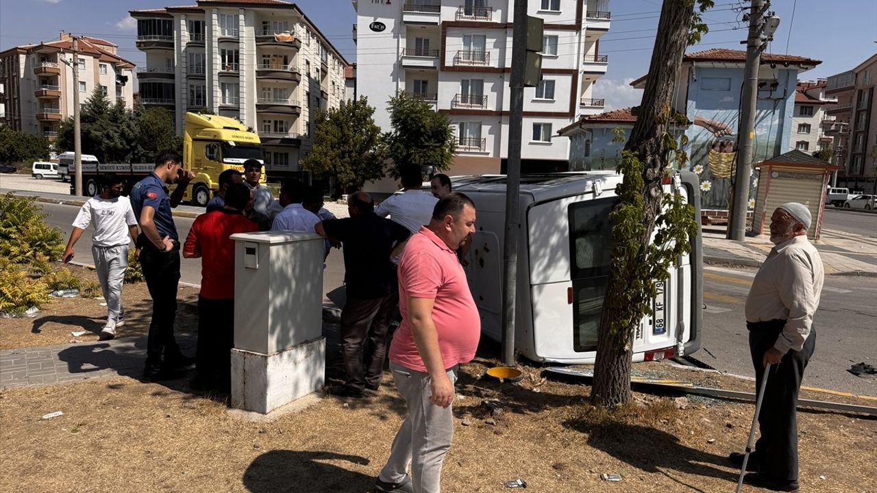 Aksaray'da Minibüs Kazası: 8 Öğrenci Yaralandı