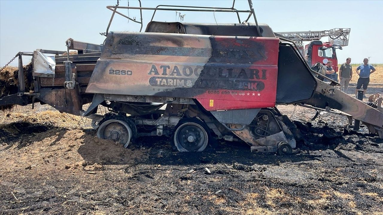 Aksaray'da Yangın: Balya Makinesi ve Traktör Kül Oldu