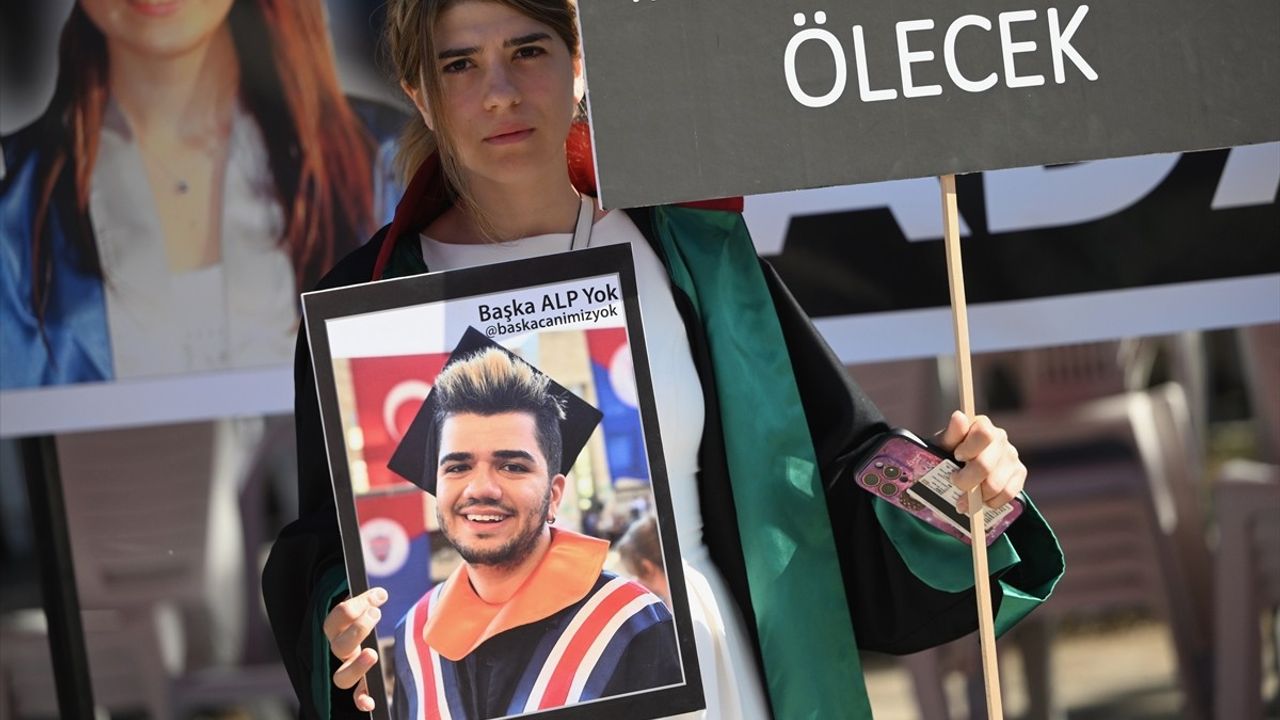 Alp Mercan'ın Ablası Hükümetle Mücadele Ediyor