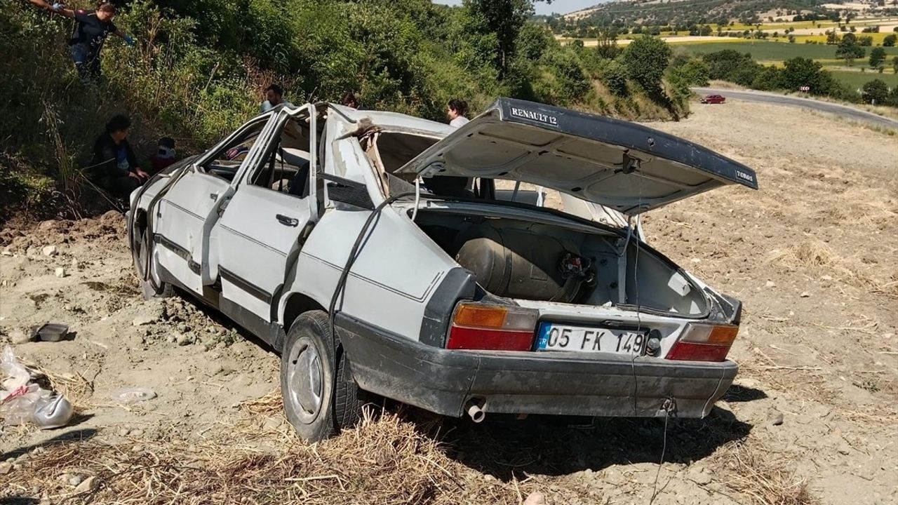 Amasya'da Şarampole Devrilen Otomobilde Dört Yaralı