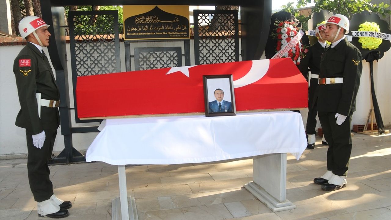 Amasya'da Traktör Kazasında Hayatını Kaybeden Uzman Çavuşun Cenazesi Toprağa Verildi