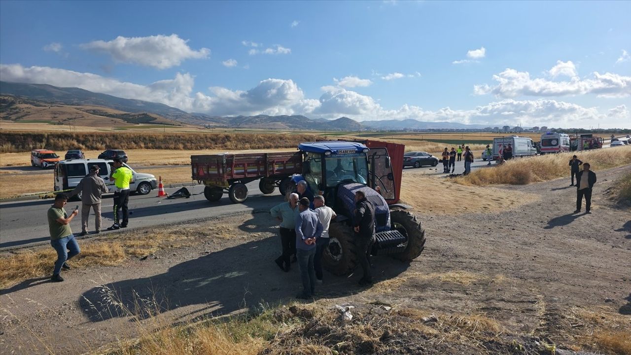 Amasya'da Traktör ve Hafif Ticari Araç Çarpıştı: 1 Ölü, 4 Yaralı