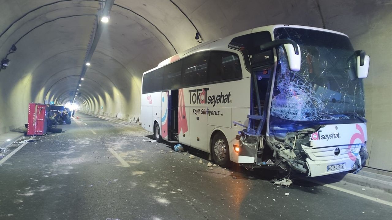 Amasya'da Yolcu Otobüsü ile Traktör Çarpıştı