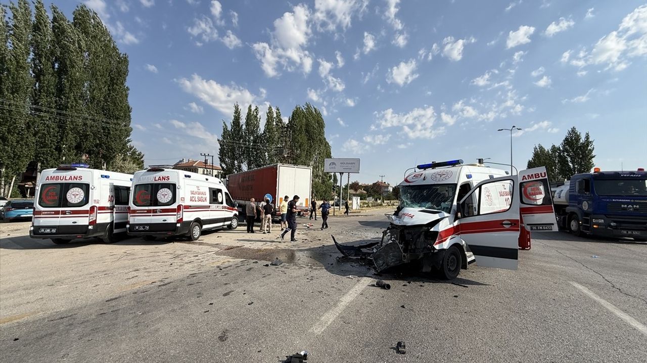 Ambulans ile Tır Çarpıştı: 5 Yaralı