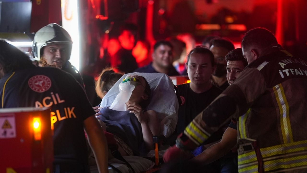Ankara'da 26 Katlı Binada Yangın Çıktı, Müdahaleler Devam Ediyor