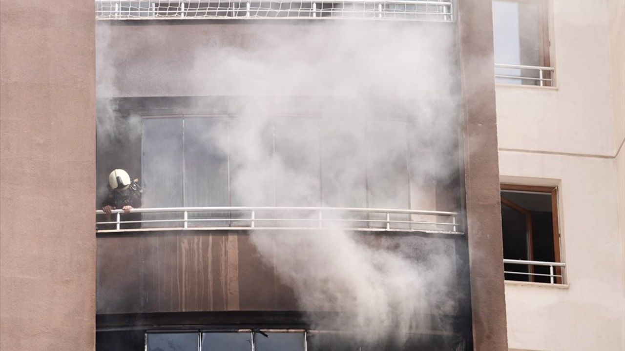 Ankara'da Apartman Yangını: Anne ve Oğlu Hastaneye Kaldırıldı