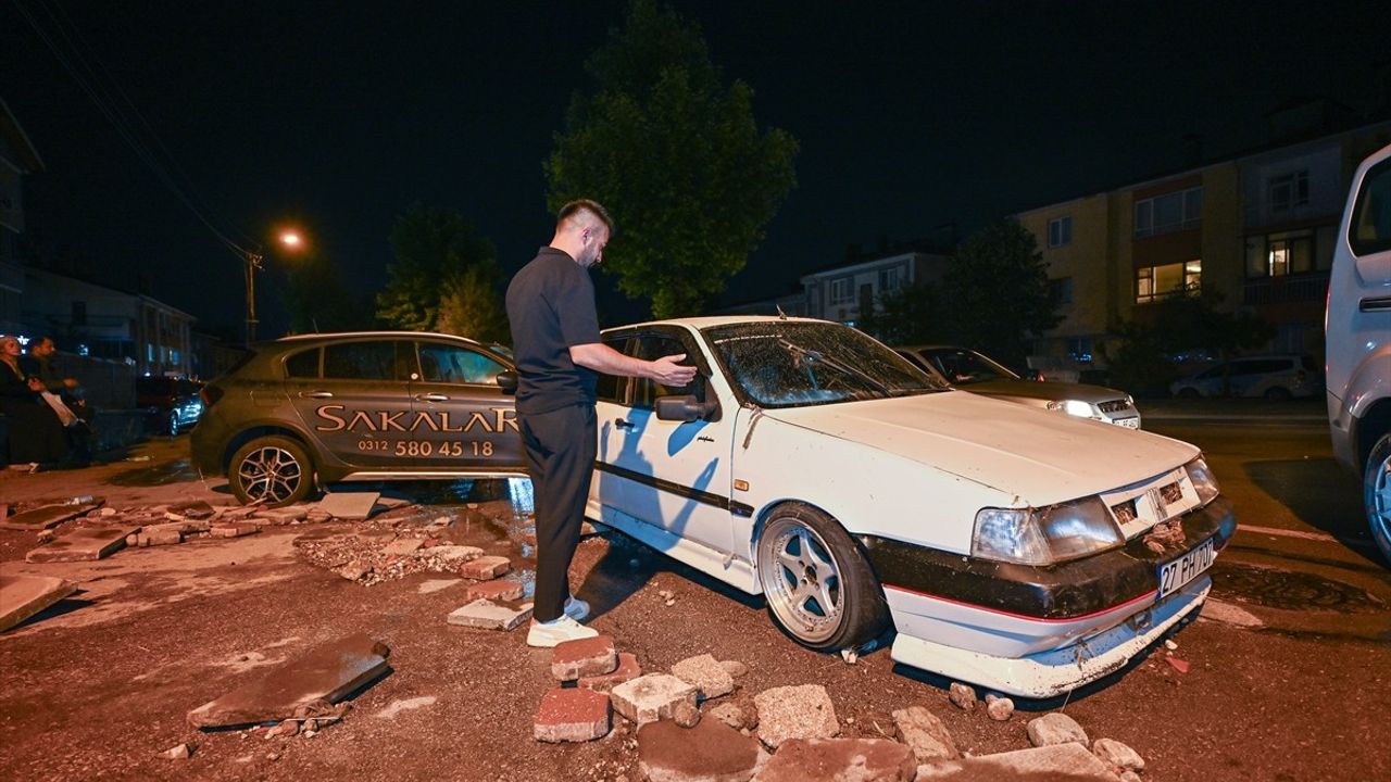 Ankara'da Fırtına ve Sağanak Yağış Hayatı Olumsuz Etkiledi