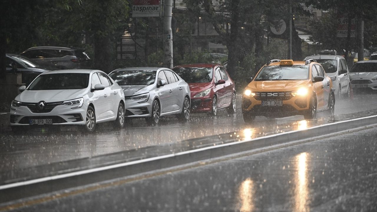 Ankara'da Sağanak Yağış ve Fırtına Hayatı Olumsuz Etkiledi