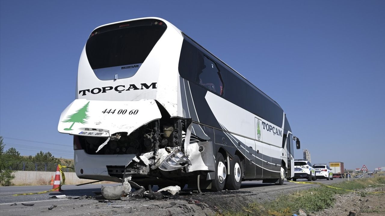 Ankara'da Trafik Kazası: 2 Ölü, 1 Yaralı