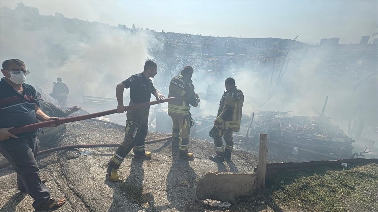 Ankara'da Yangın: 8 Gecekondu Kullanılamaz Hale Geldi