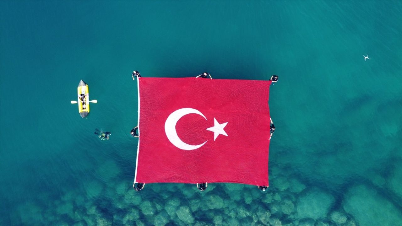 Antalya'da 15 Temmuz İçin Denizde Türk Bayrağı Açıldı
