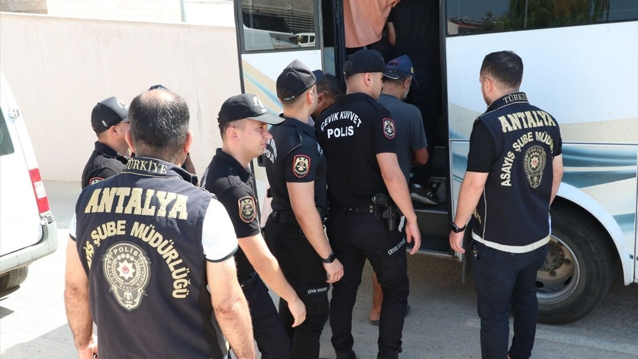 Antalya'da 30 Kişi Hapis Cezası ile Yakalandı