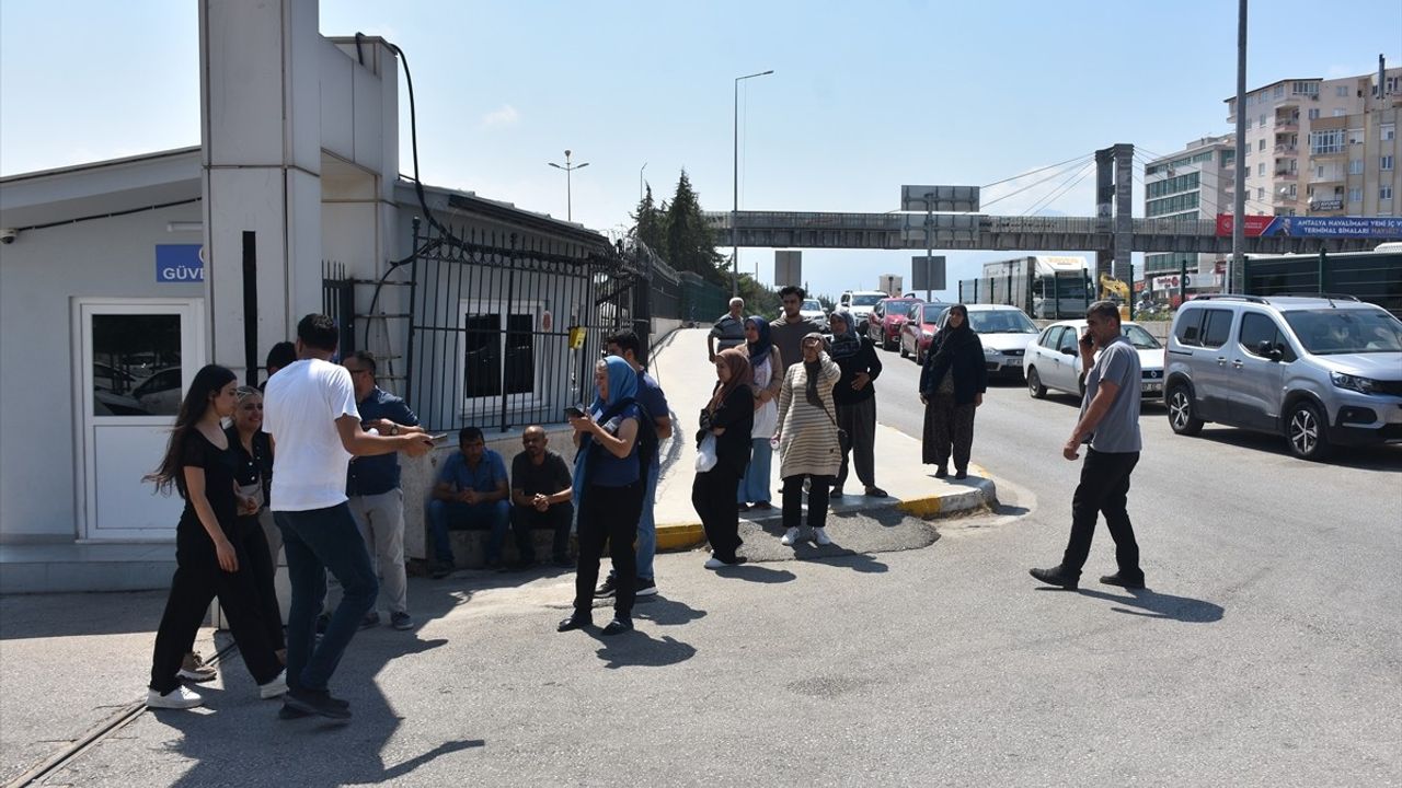 Antalya'da Baba ve Oğul Trafik Kazasında Hayatını Kaybetti