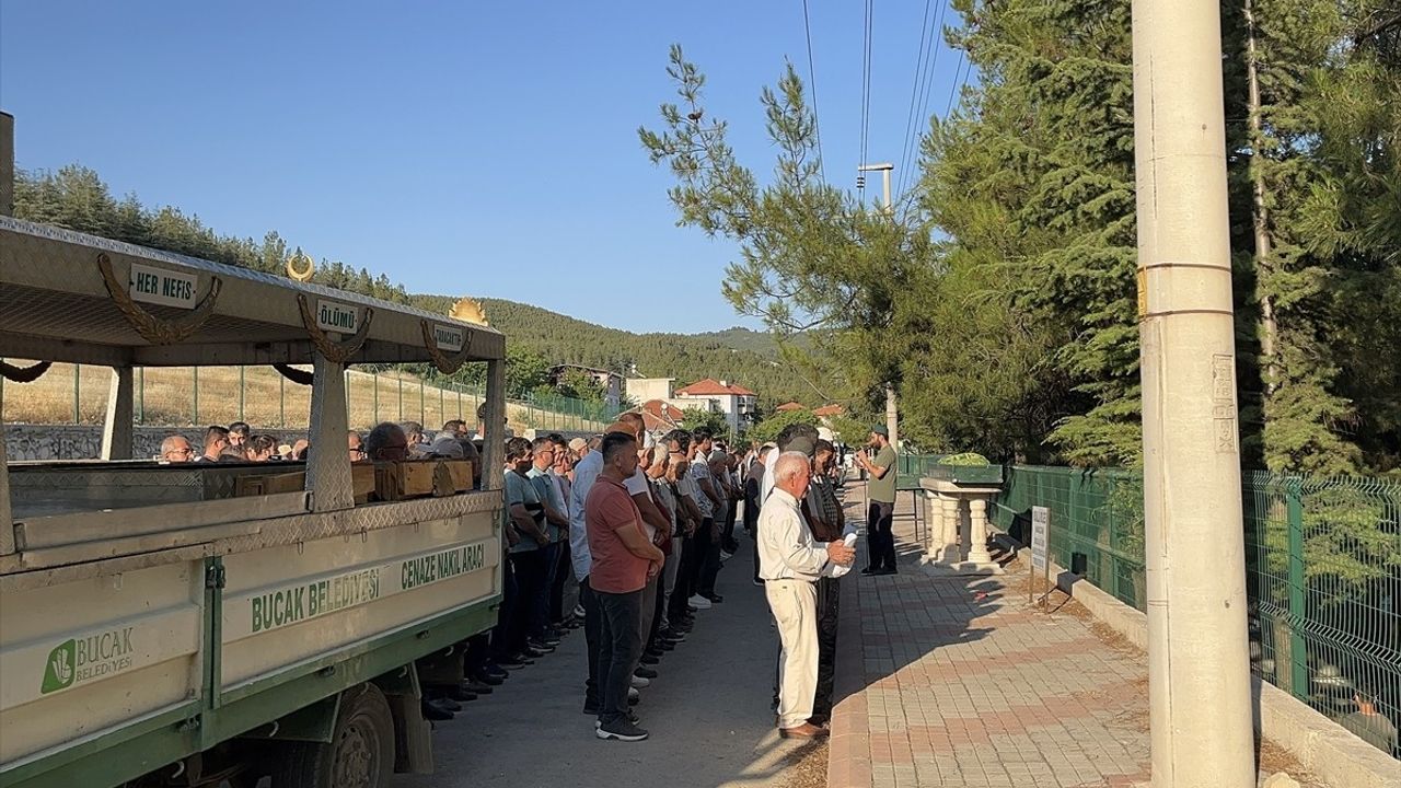Antalya'da Baba ve Oğulun Ölümüne Neden Olan Kaza Güvenlik Kamerasında